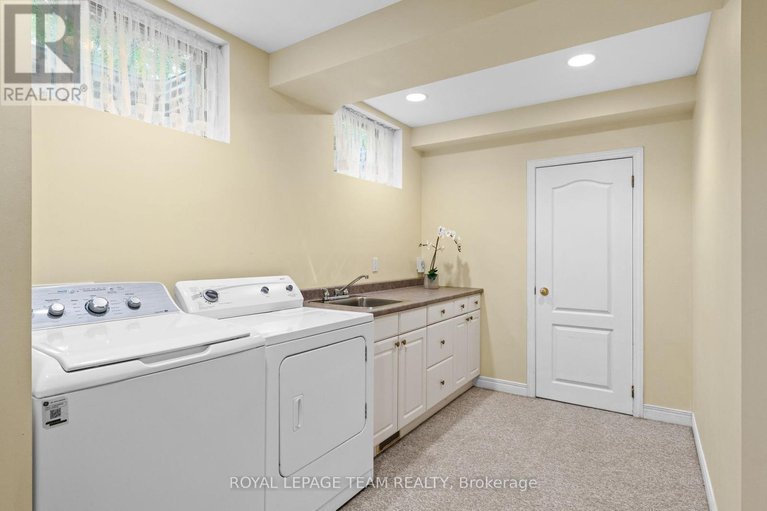 28660553/1952-fairbanks-avenue/alta-vistafaircrest-heights/ottawa/ontario/K1H5Y4_28