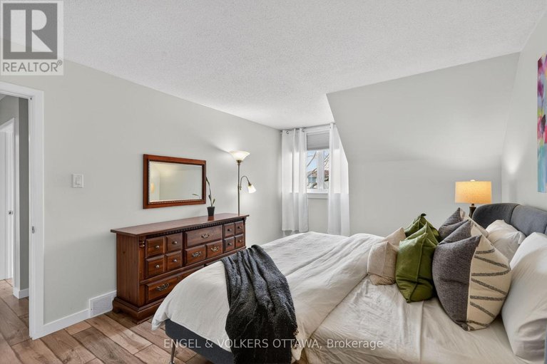 29642090/1358-viking-drive/south-keys/ottawa/ontario/K1V7J7_28