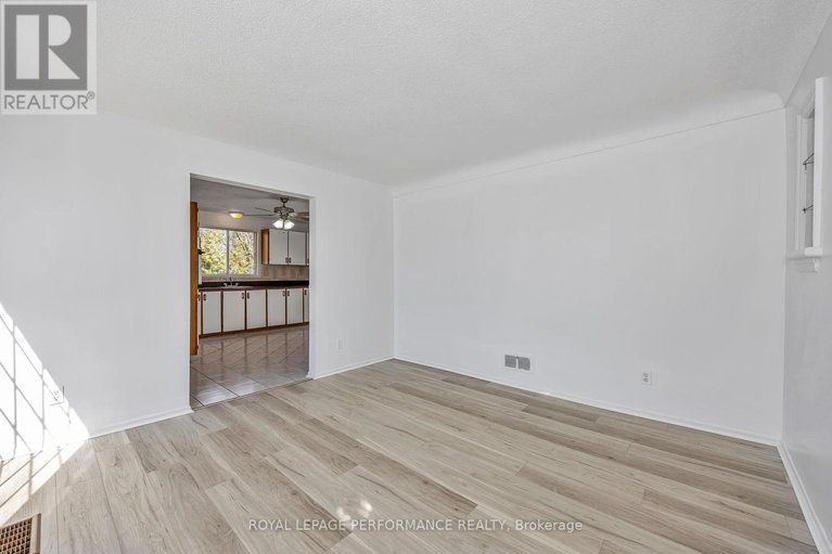 28423853/195-baribeau-street/vanier/ottawa/ontario/K1L7R4_17