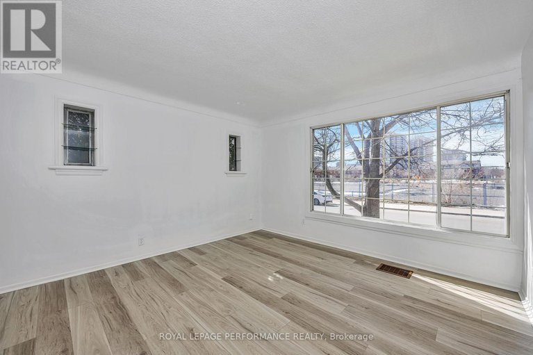 28423853/195-baribeau-street/vanier/ottawa/ontario/K1L7R4_16