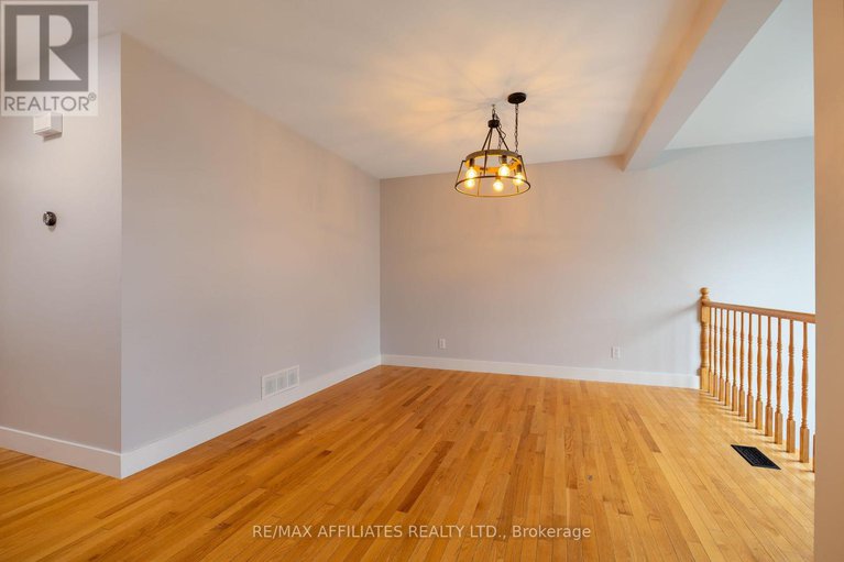 29083529/1687-tache-way/fallingbrookpineridge/ottawa/ontario/K4A2T5_10