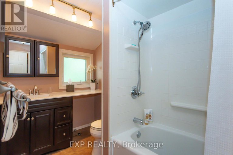 28588528/1576-st-georges-street/bilberry-creekqueenswood-heights/ottawa/ontario/K1E2M9_23