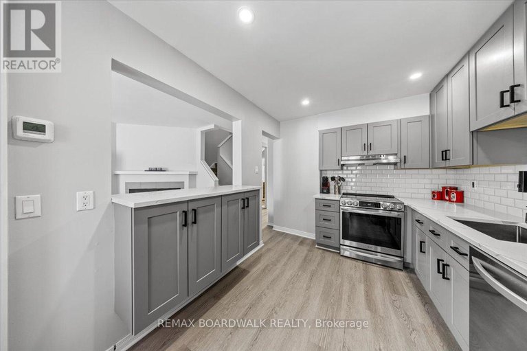 29318250/294-valade-crescent/fallingbrookpineridge/ottawa/ontario/K4A2X3_11