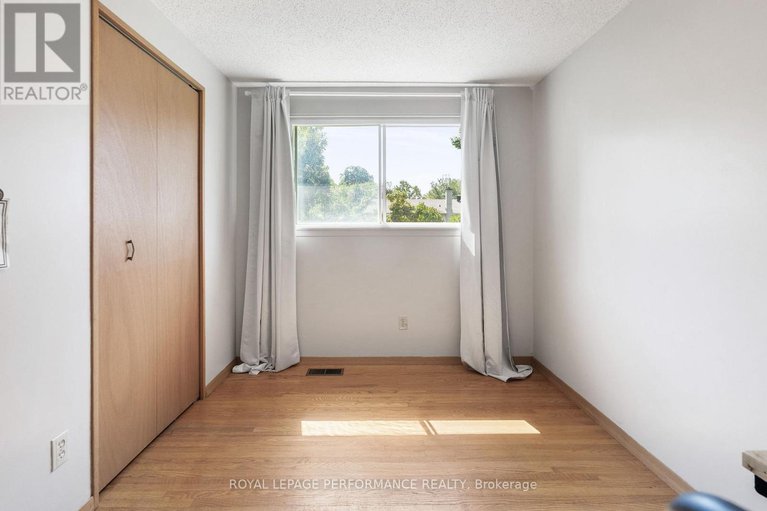 28731610/33-woodview-crescent/blackburn-hamlet/ottawa/ontario/K1B3B1_27