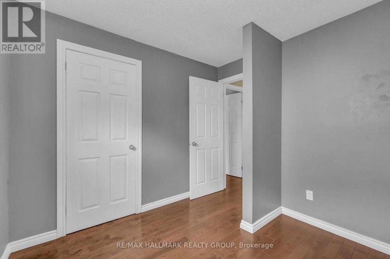28280542/8-scharf-lane/glencairnhazeldean/ottawa/ontario/K2L2K2_20