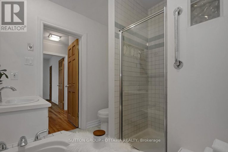 28890057/680-weston-drive/elmvale-acres/ottawa/ontario/K1G1V8_28
