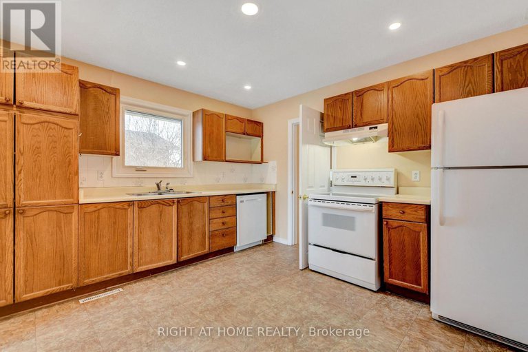 29411568/1215-klondike-road-s/morgans-grantsouth-march/ottawa/ontario/K2W1E1_5