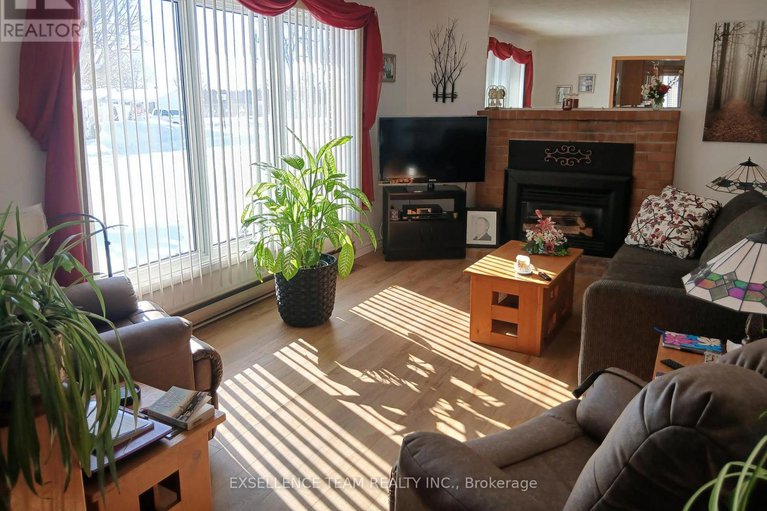 29361239/91-victoria-street-w/alexandria/north-glengarry/ontario/K0C1A0_6