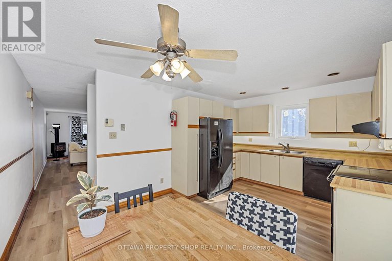 29431768/848-maitland-avenue/mckellar-heightsglabar-park/ottawa/ontario/K2A2S3_17