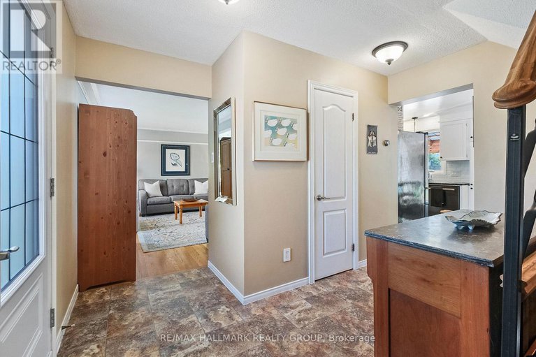 28610076/1352-baden-avenue/emerald-woodssawmill-creek/ottawa/ontario/K1T1V7_4
