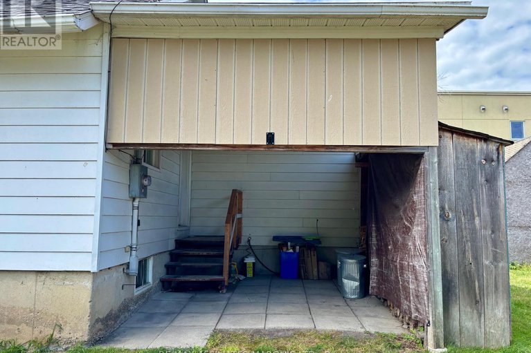 28764932/452-dominion-st-street-s/alexandria/north-glengarry/ontario/K0C1A0_4