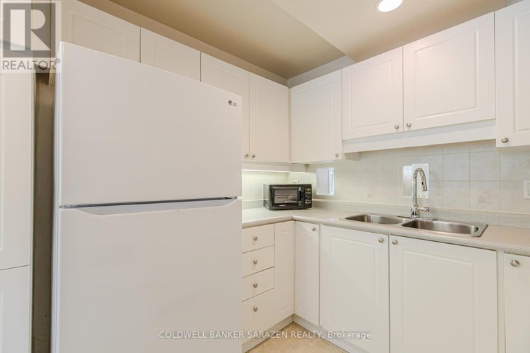 28745998/106-costello-avenue/leslie-park/ottawa/ontario/K2H7C5_13
