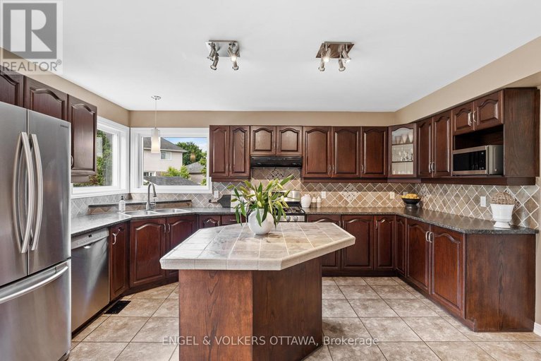 28648158/804-covehead-crescent/riverside-southgloucester-glen/ottawa/ontario/K1V1M3_13