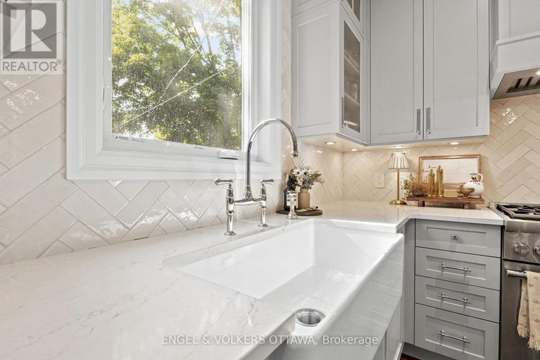 28904185/872-iroquois-road/mckellar-heightsglabar-park/ottawa/ontario/K2A3N2_12