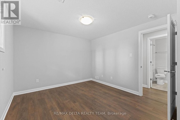 29442240/a-706-amberwing-private/avalon-west/ottawa/ontario/K4A5H5_48