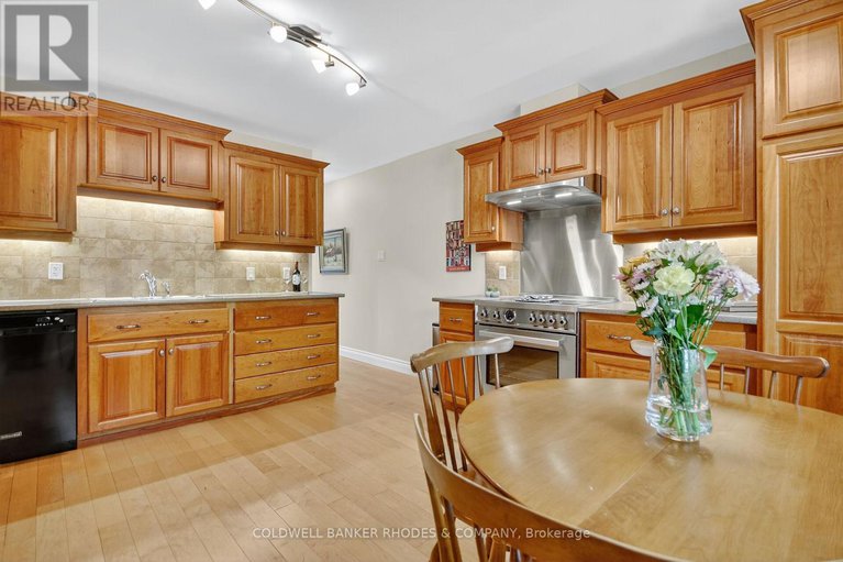 29154469/8-confederation-private/mooneys-bayriverside-park/ottawa/ontario/K1V9W6_15