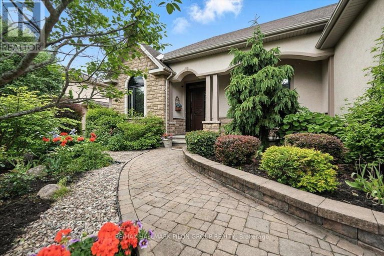 28488839/6893-sparkling-lake-way/greely/ottawa/ontario/K4P1R7_5