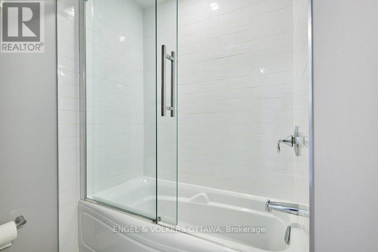 28965928/353e-booth-street/west-centre-town/ottawa/ontario/K1R7K1_32