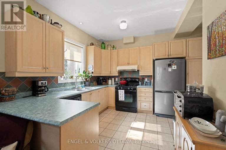 28933674/a-b-116-cambridge-street-n/west-centre-town/ottawa/ontario/K1R7A7_5