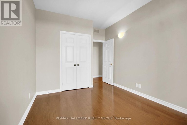 28856481/608-136-darlington-private/hunt-clubwestern-community/ottawa/ontario/K1V0X6_38