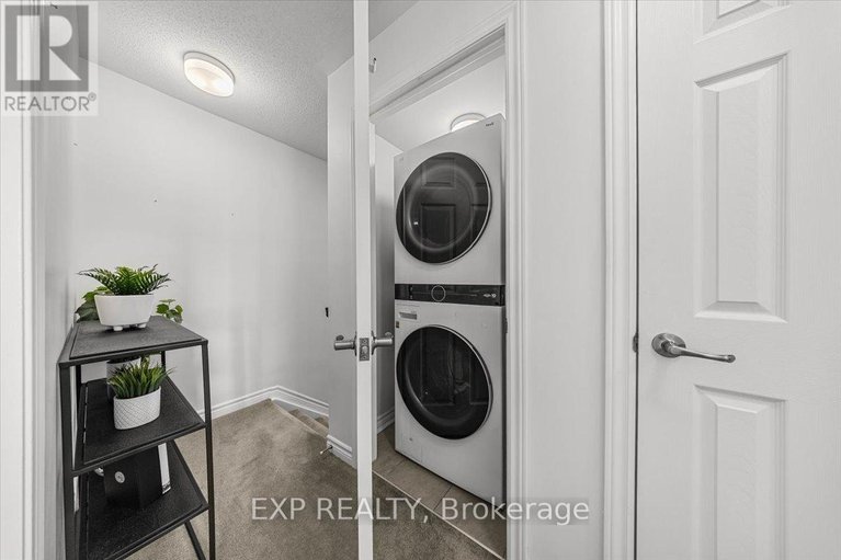 29476652/704-lapland-private/emerald-meadowstrailwest/ottawa/ontario/K2V0S4_24