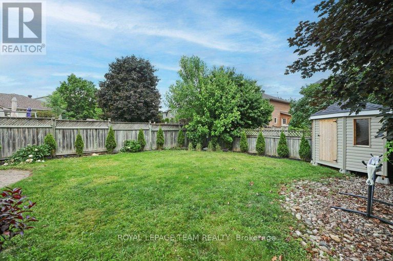 28522929/8-black-rivers-place/bridlewood/ottawa/ontario/K2M2E2_46