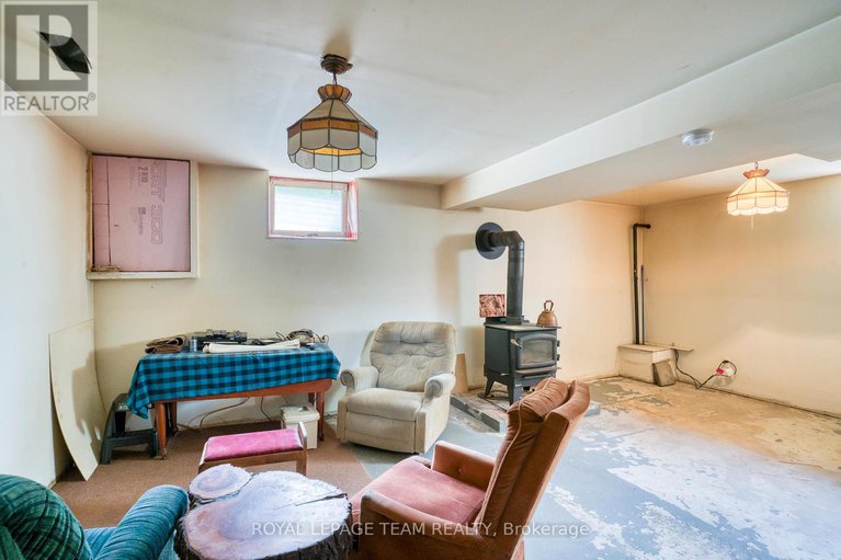 28469840/329-wylie-street/almonte/mississippi-mills/ontario/K0A1A0_31