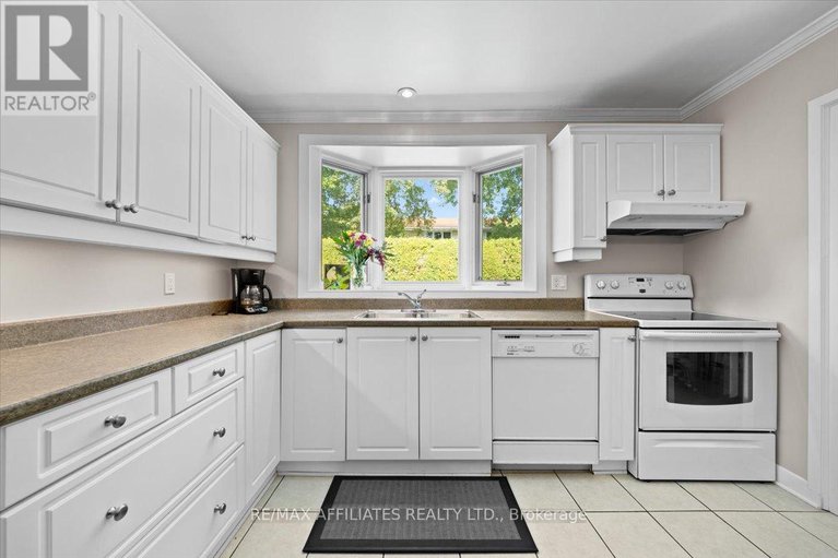 28785482/49-silver-aspen-crescent/blackburn-hamlet/ottawa/ontario/K1B3C3_12