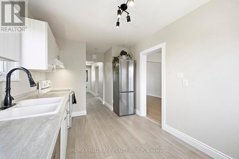 29595402/1763-baseline-road/bel-air-heights/ottawa/ontario/K2C0C1_15