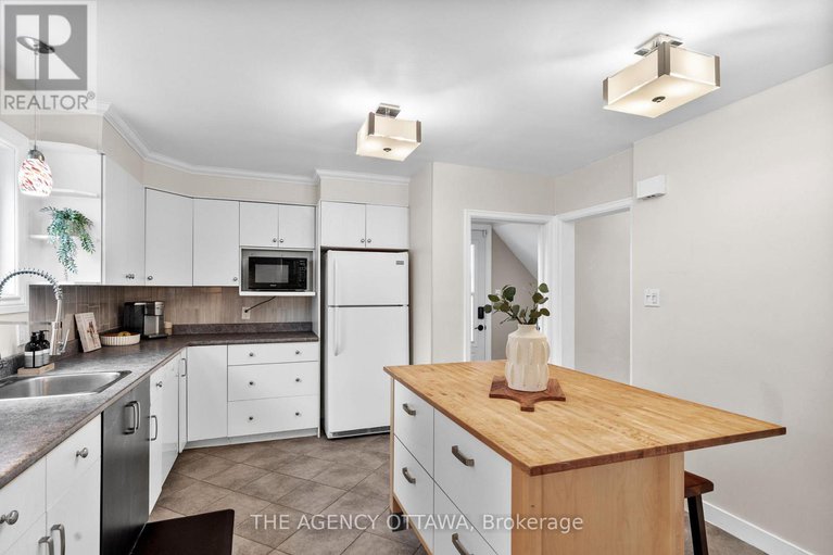 28490663/659-alesther-street/overbrookcastle-heights/ottawa/ontario/K1K1H8_9