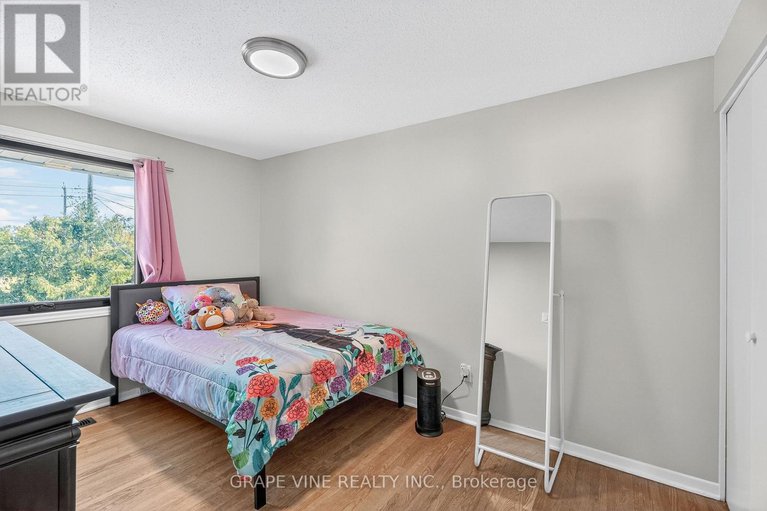 28771290/2405-dwight-crescent/hawthorne-meadows/ottawa/ontario/K1G1C7_26