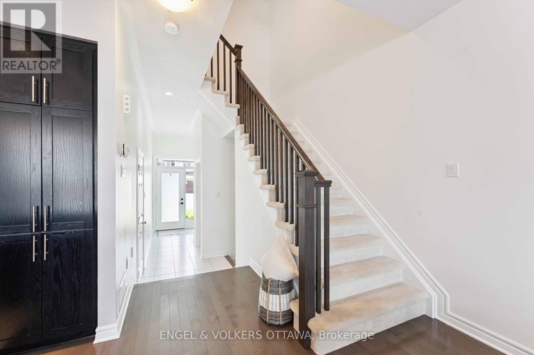28594229/741-morningstar-way/mer-bleuebradley-estatesanderson-park/ottawa/ontario/K1W0G6_4