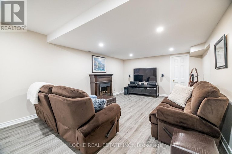 28873478/1668-sansonnet-street/mer-bleuebradley-estatesanderson-park/ottawa/ontario/K1C5Y6_36