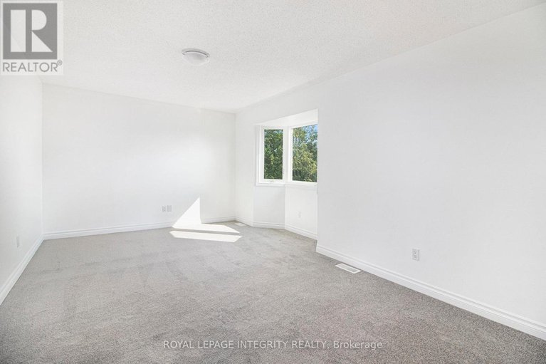 28422244/2044-wildflower-drive/queenswood-heights-south/ottawa/ontario/K1E3R5_13