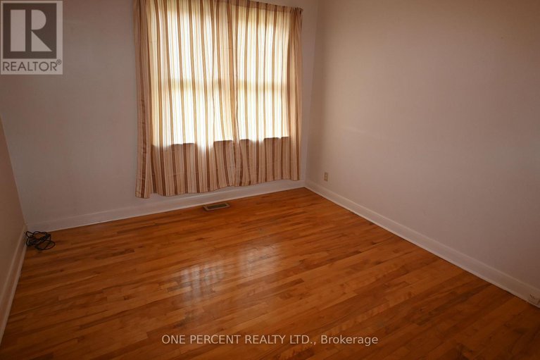 28759293/944-eve-street/overbrookcastle-heights/ottawa/ontario/K1K3R4_8