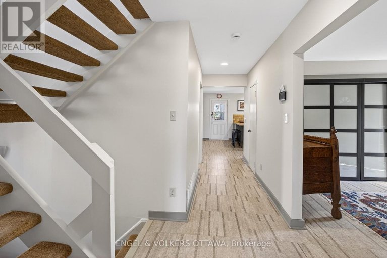 29617139/424-lochaber-avenue/westboro-west/ottawa/ontario/K2A0A6_15