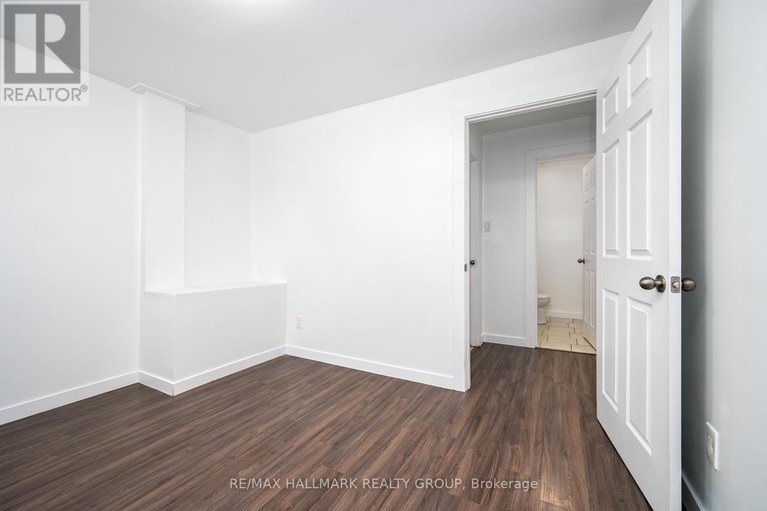 28896443/m-15-banner-road/sheahan-estatestrend-village/ottawa/ontario/K2H8T3_28