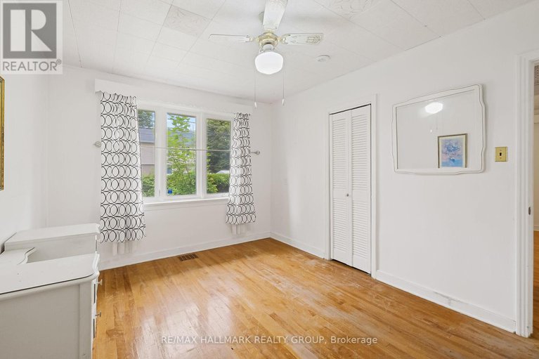 28492513/151-fanshaw-avenue/applewood-acres/ottawa/ontario/K1H6C8_17