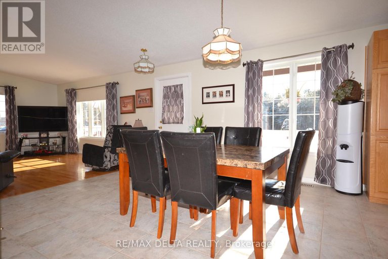 27844348/8254-county-road-17-road/clarencerockland-twp/clarence-rockland/ontario/K4K1K7_6