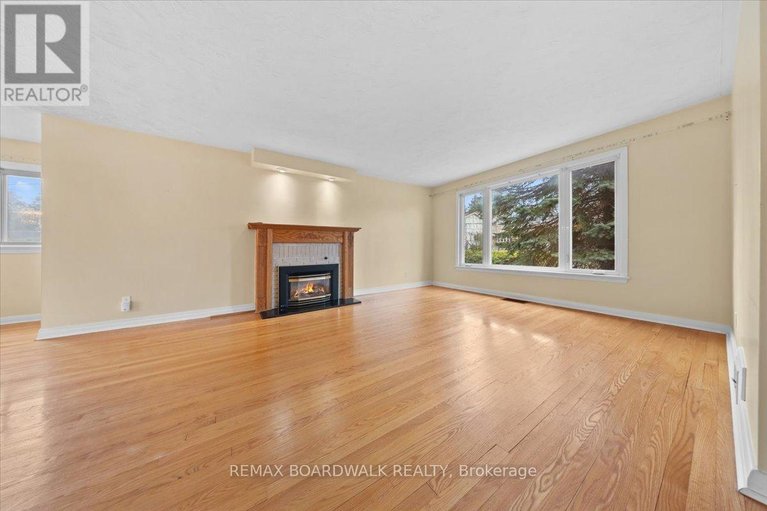 29678881/72-crownhill-street/cardinal-heights/ottawa/ontario/K1J7K8_4
