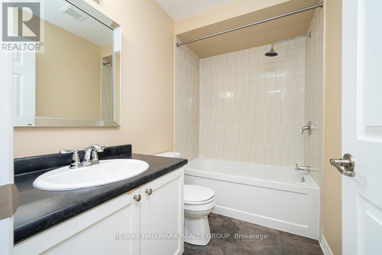 28978296/601-foxlight-circle/emerald-meadowstrailwest/ottawa/ontario/K2M0L9_27