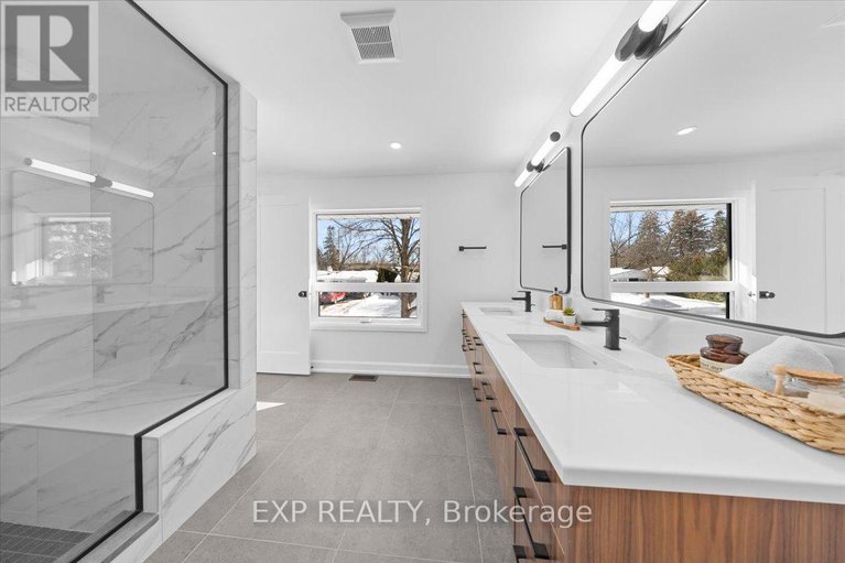 29377335/41-qualicum-street/bruce-farmgraham-parkqualicumbellands/ottawa/ontario/K2H7H3_35