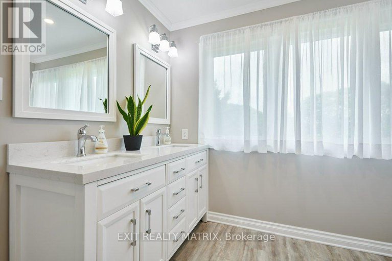 28473522/842-apple-lane/cumberland-ridge/ottawa/ontario/K4C1C1_16