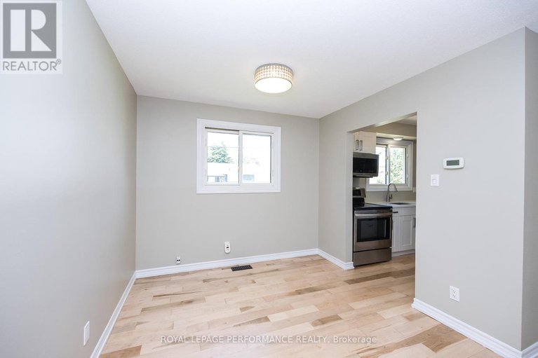 28604783/1398-jamison-avenue-s/bilberry-creekqueenswood-heights/ottawa/ontario/K1E1J5_12