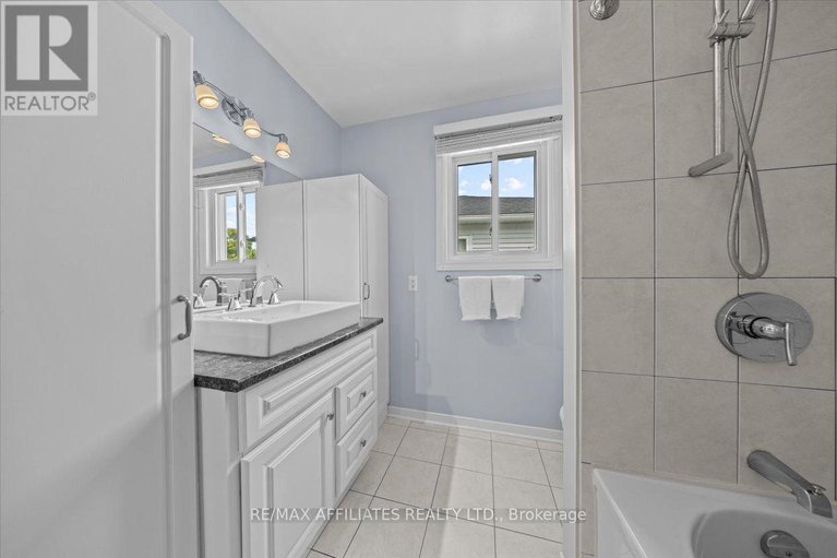 28820212/605-falwyn-crescent/fallingbrookridgemount/ottawa/ontario/K4A2B4_31