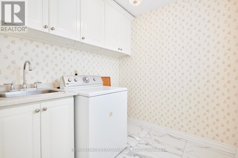 29487498/15-woodfern-court/sheahan-estatestrend-village/ottawa/ontario/K2H8Y9_19