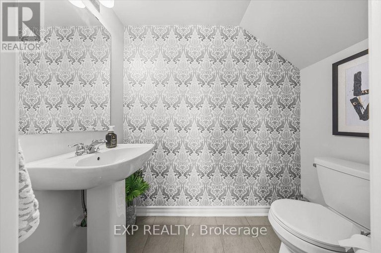 29678877/704-lapland-private/emerald-meadowstrailwest/ottawa/ontario/K2V0S4_19