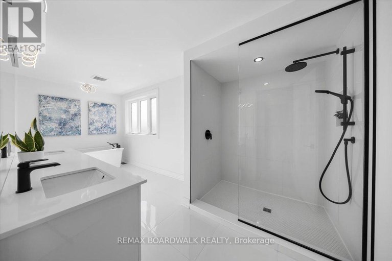 29481877/1535-kamouraska-circle/chateauneuf/ottawa/ontario/K1C3J1_29