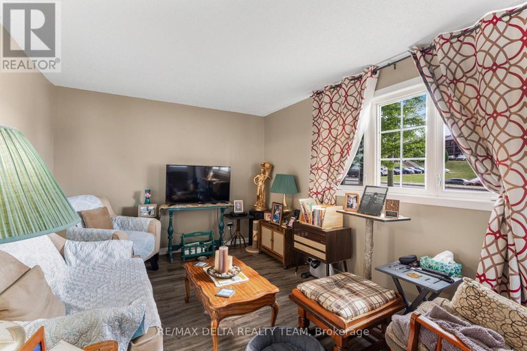 28814216/1345-belcourt-boulevard/orleanssunridge/ottawa/ontario/K1C1L8_13