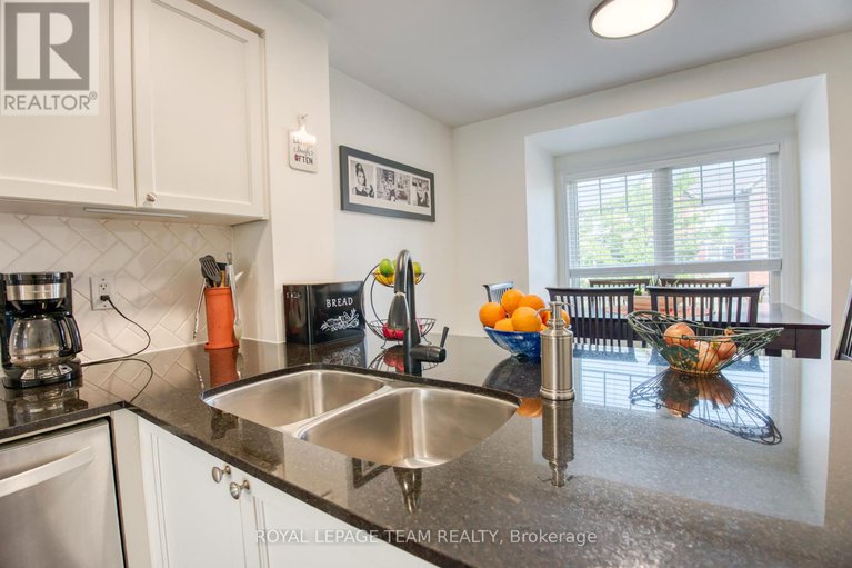 28487439/422-coldwater-crescent/emerald-meadowstrailwest/ottawa/ontario/K2M0J2_13